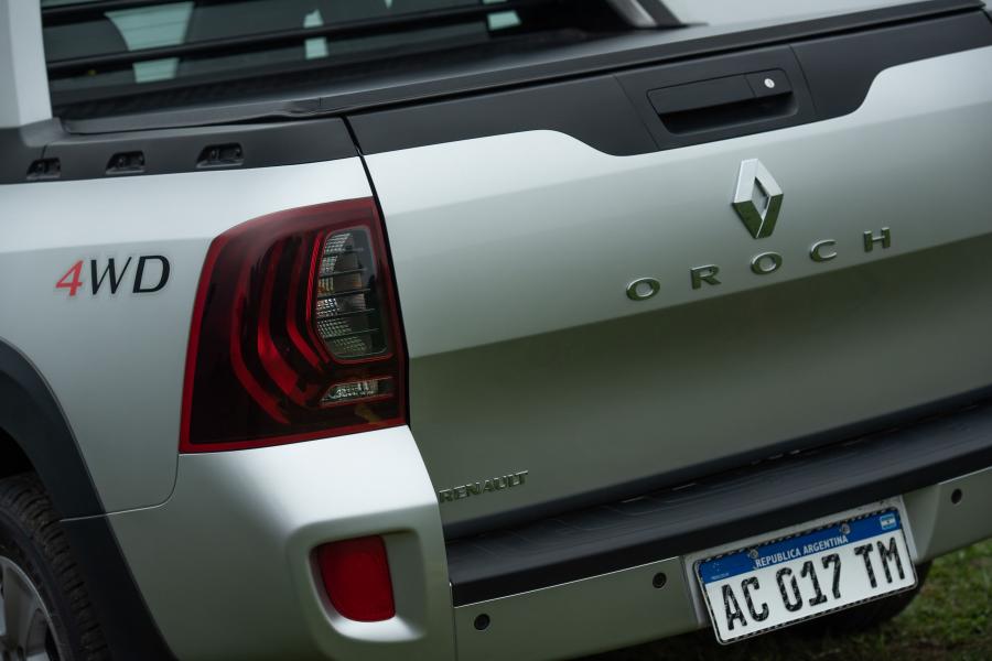 Детали экстерьера Renault Duster Oroch Dynamique 2.0 4x4 2018 года  (фото 9 из 40)